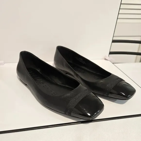 Karl Lagerfeld Black Cap-Toe Flats – Elegant and Timeless