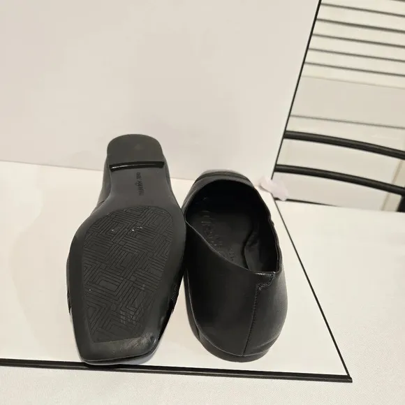Karl Lagerfeld Black Cap-Toe Flats – Elegant and Timeless
