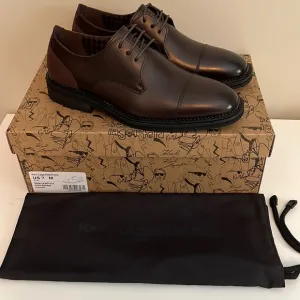 KARL LAGERFELD PARISMen's Leather Cap Toe Derby Lace-Up Shoe 7M Dark Br…