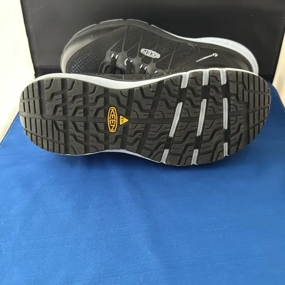 Keen men’s Black Athletic Utility Shoes size 9