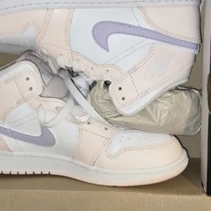 Kids Sneakers in White and Purple