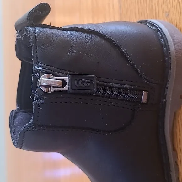 Kid's UGG Callum leather boots in Black; Size 7
