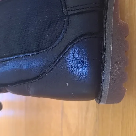 Kid's UGG Callum leather boots in Black; Size 7