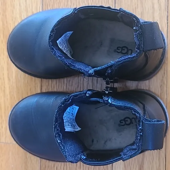 Kid's UGG Callum leather boots in Black; Size 7