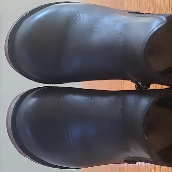 Kid's UGG Callum leather boots in Black; Size 7
