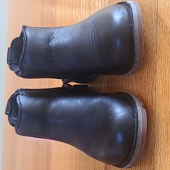 Kid's UGG Callum leather boots in Black; Size 7