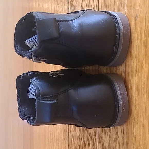 Kid's UGG Callum leather boots in Black; Size 7