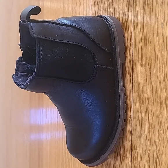 Kid's UGG Callum leather boots in Black; Size 7
