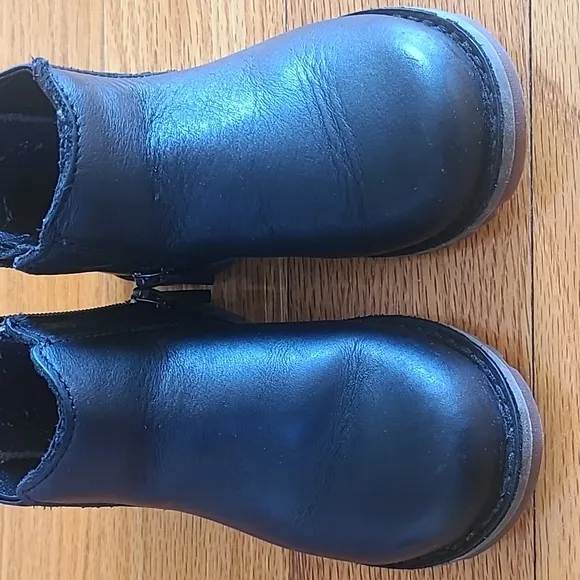 Kid's UGG Callum leather boots in Black; Size 7