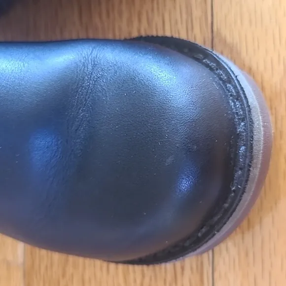 Kid's UGG Callum leather boots in Black; Size 7