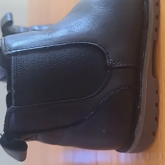 Kid's UGG Callum leather boots in Black; Size 7