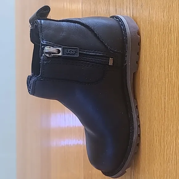 Kid's UGG Callum leather boots in Black; Size 7