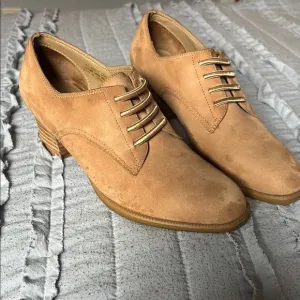 LAURA SCOTT BROWN SUEDE SHOES SIZE 5.5