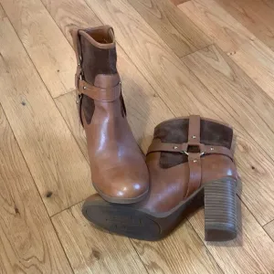 Lauren Ralph Lauren camel/brown leather Dylan boots Size 5.5