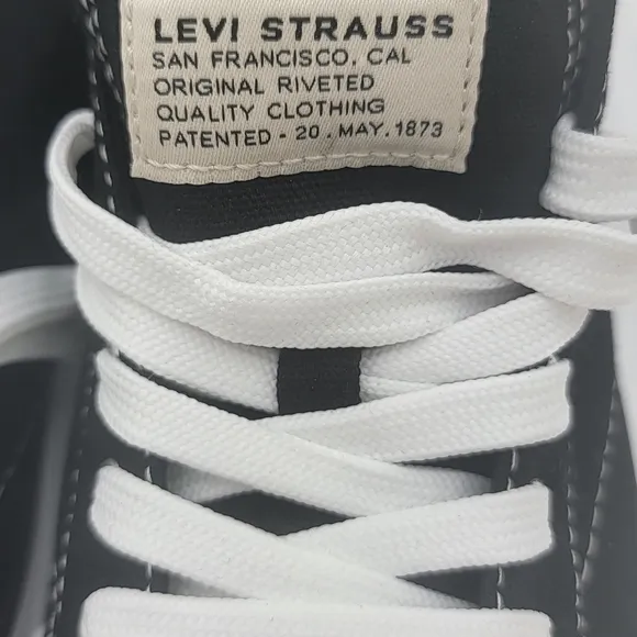 Levi's Women's Anica C CVS Sneaker Black Size 8.