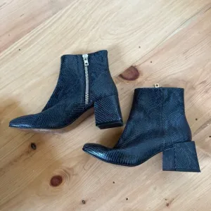 Like new - LOQ Leather Boots