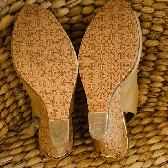Lilly Pulitzer Kristen Slingback Wedge. Natural with gold accents 4.5” cork Sz 9
