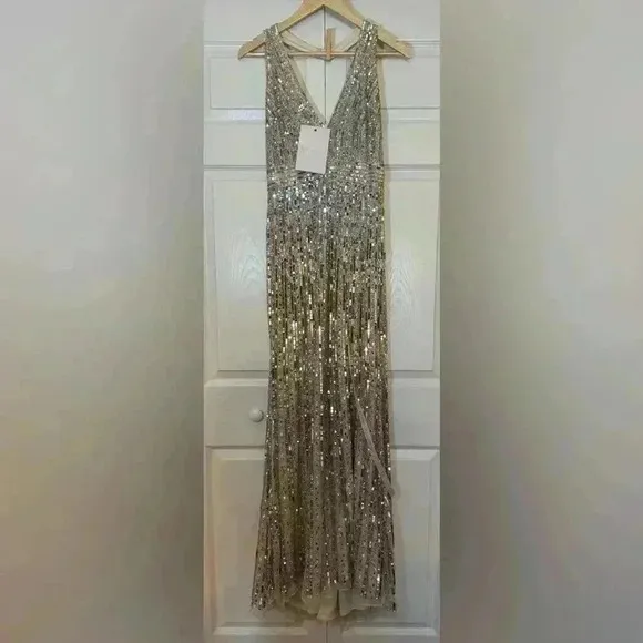 Mac Duggal Sequined Plunging Halter Neck Evening Gown NWT Size 10 Style 5759