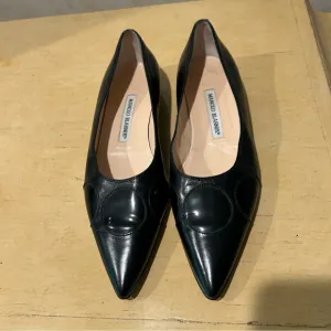 Manola Blahnik black leather women’s flats size 38 eu style# 17599046