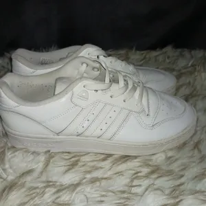 Men's Adidas Rivalry size 9.5