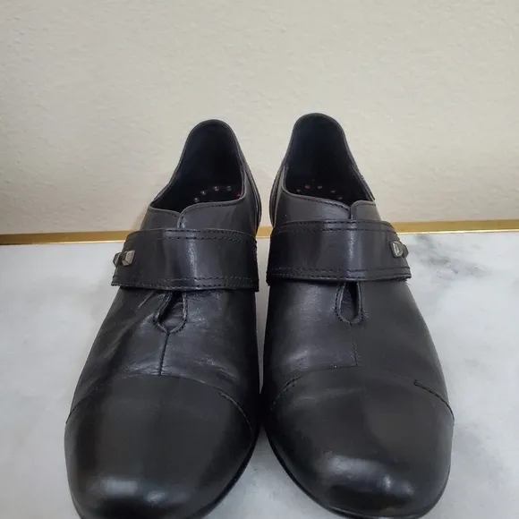 Mephisto Black Leather Round Toe Chunky Heel Velcro Strap Women's Shoe 5 1/2   8