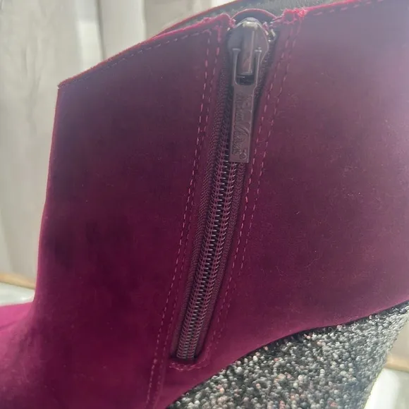 MICHAEL ANTONIO ULTRASUEDE BURGUNDY WEDGE PLATFORM BOOTIES SIZE 8 PURPLE