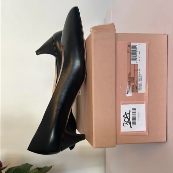Miu Miu Black Pointed-Toe Heels Sleek Design