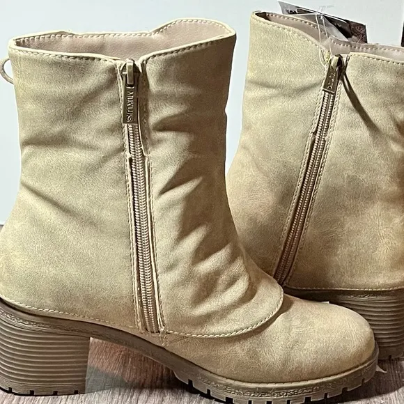 MUK LUKS Womens Lucy Lilith Boots SZ 7 NEW Taupe Mid Shaft Side Zip Block Heel