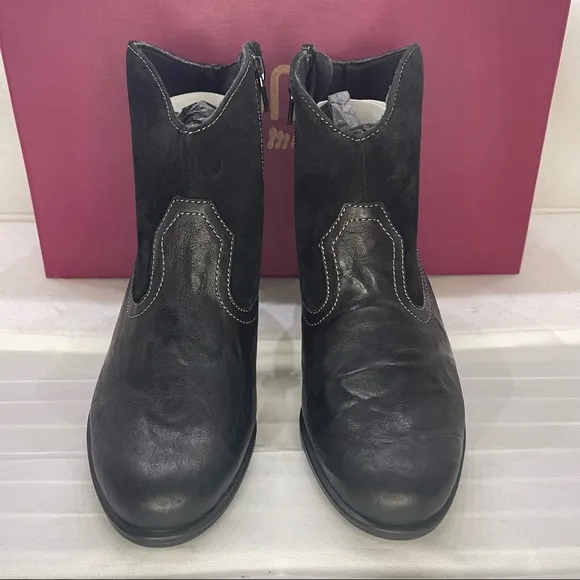 Munro Black Leather Suede Side Zip Ankle Boots