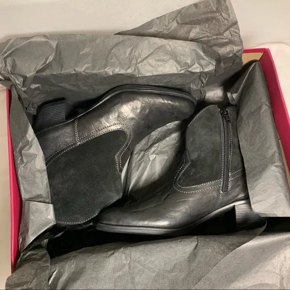Munro Black Leather Suede Side Zip Ankle Boots