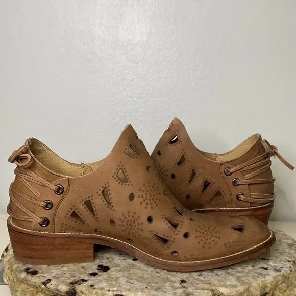 Musse &amp; Cloud &quot;Anisse&quot; Laser Cut Leather Stud &amp; Harness Detail Ankle Boot Size 8