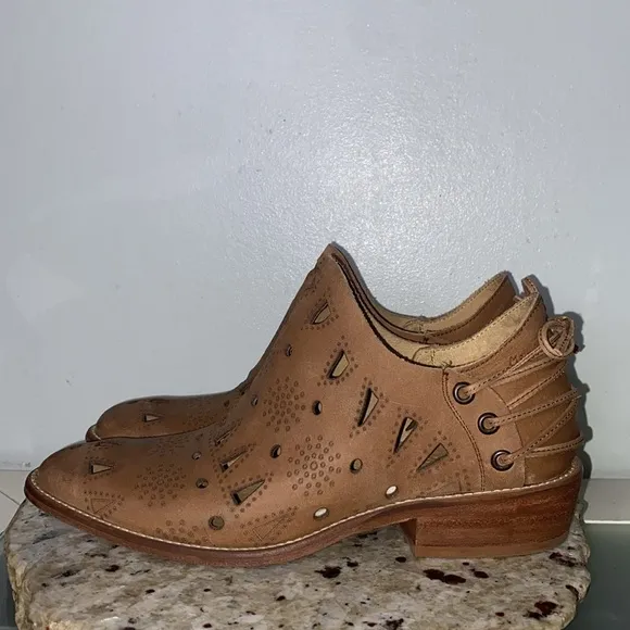 Musse &amp; Cloud &quot;Anisse&quot; Laser Cut Leather Stud &amp; Harness Detail Ankle Boot Size 8