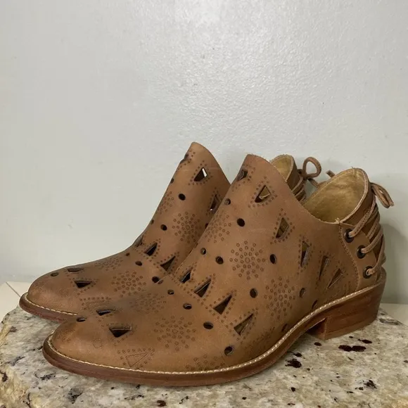 Musse &amp; Cloud &quot;Anisse&quot; Laser Cut Leather Stud &amp; Harness Detail Ankle Boot Size 8