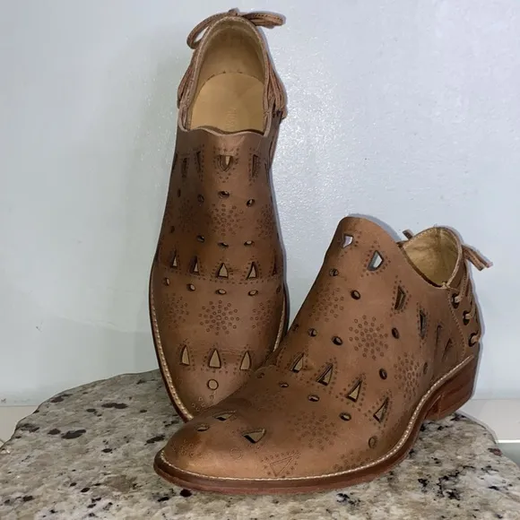 Musse &amp; Cloud &quot;Anisse&quot; Laser Cut Leather Stud &amp; Harness Detail Ankle Boot Size 8