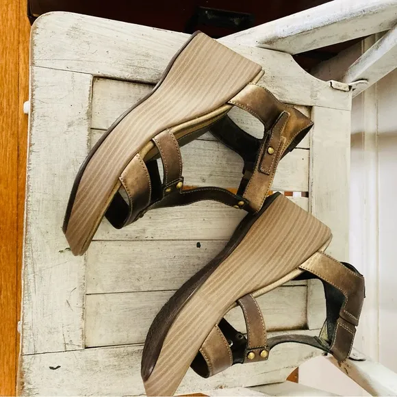 Naot size 7.5 - 39 wedges with gold accents