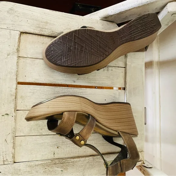 Naot size 7.5 - 39 wedges with gold accents