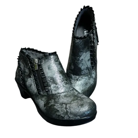 NEW Alegria by PG Lite Hannah Black and Silver Floral Textured Boots Sz 39 9/9.5
