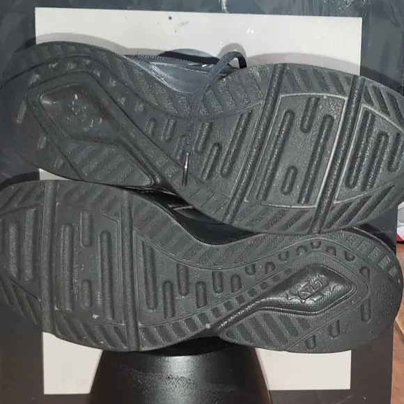 New Balance Men's Black Athletic Shoes