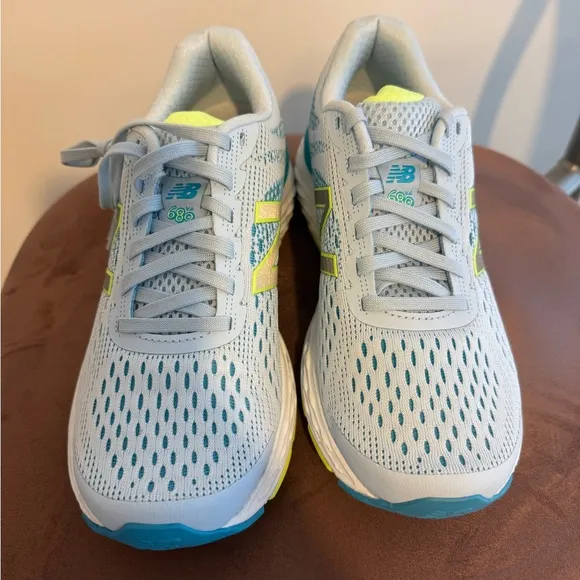 New Balance Women's 680 V.6 Shoes  - size 7.5