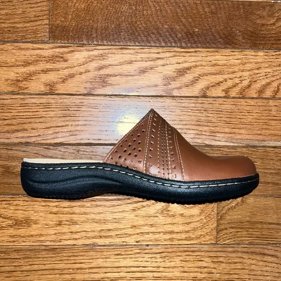 NEW Clarks Leather Laurieann Ease Slip On Mule Flats Dark Tan Women’s Size 5.5