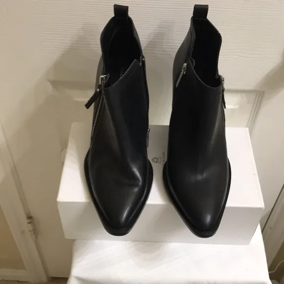 New! Gianni Bini double zipper leather boots