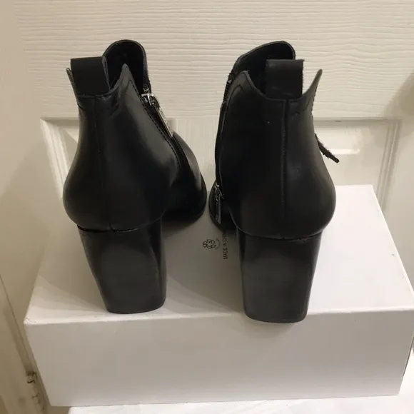 New! Gianni Bini double zipper leather boots