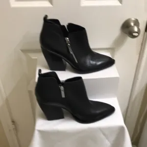 New! Gianni Bini double zipper leather boots