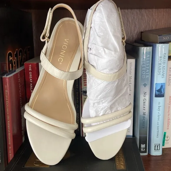 New! VIONIC Emmy Wedge Sandals in Cream Leather Women's Size 9.5