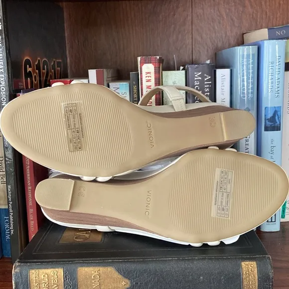 New! VIONIC Emmy Wedge Sandals in Cream Leather Women's Size 9.5