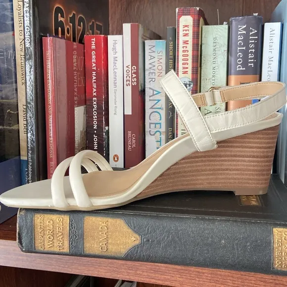 New! VIONIC Emmy Wedge Sandals in Cream Leather Women's Size 9.5