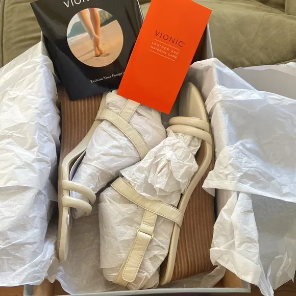 New! VIONIC Emmy Wedge Sandals in Cream Leather Women's Size 9.5