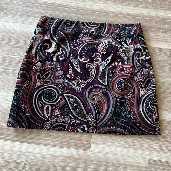 Nicole Miller USA burgundy paisley print size 14 mini skirt with side buttons
