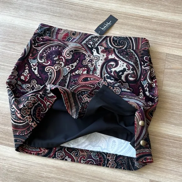 Nicole Miller USA burgundy paisley print size 14 mini skirt with side buttons