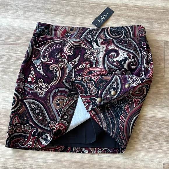 Nicole Miller USA burgundy paisley print size 14 mini skirt with side buttons